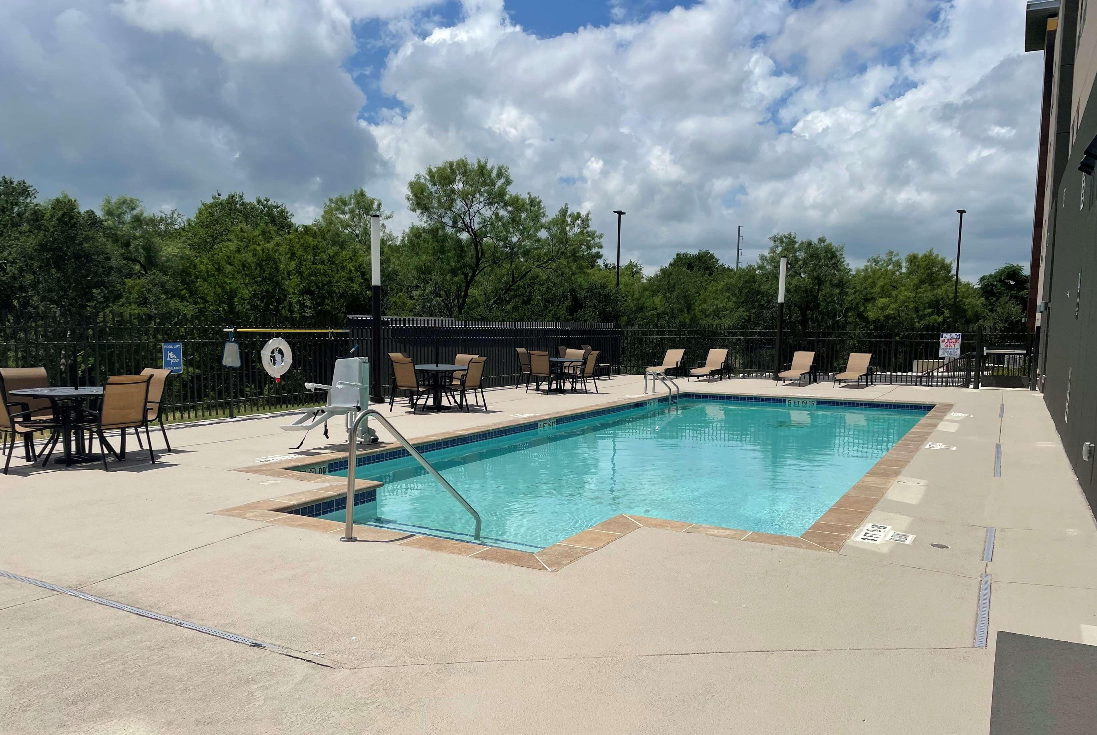 La Quinta Inn & Suites By Wyndham San Antonio Seaworld Lafb Экстерьер фото